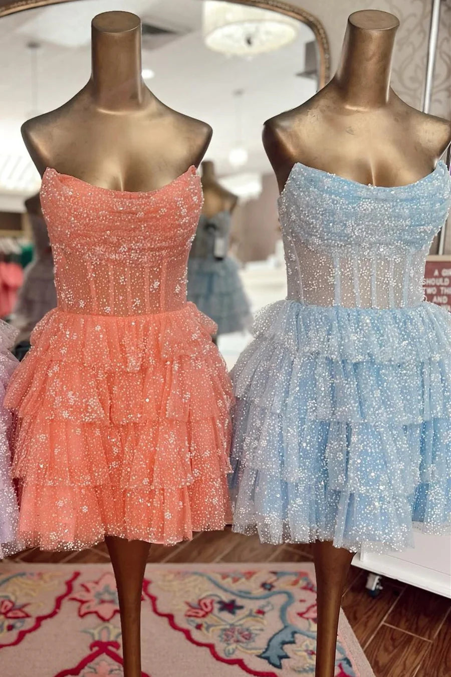 Vestido de fiesta corto de tul con cuentas, sin tirantes y en capas